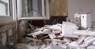 Демонтаж хрущевки в Ахтубинске - удаление старых полов и стен по выгодной цене от 1768 рублей.